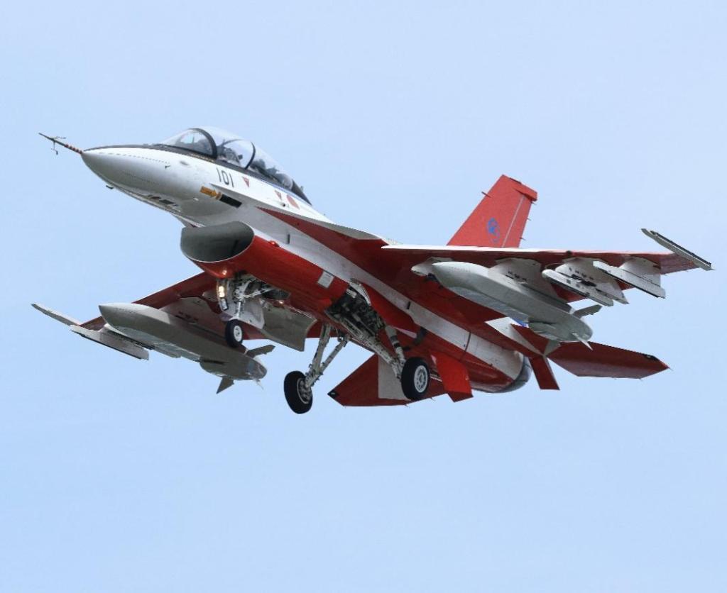 日本F-2战斗机携带空射型25式反舰导弹进行测试。