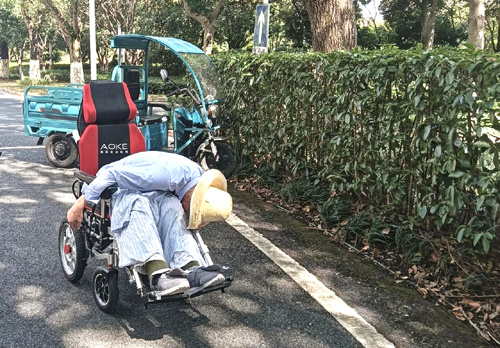 老人昏迷在轮椅上