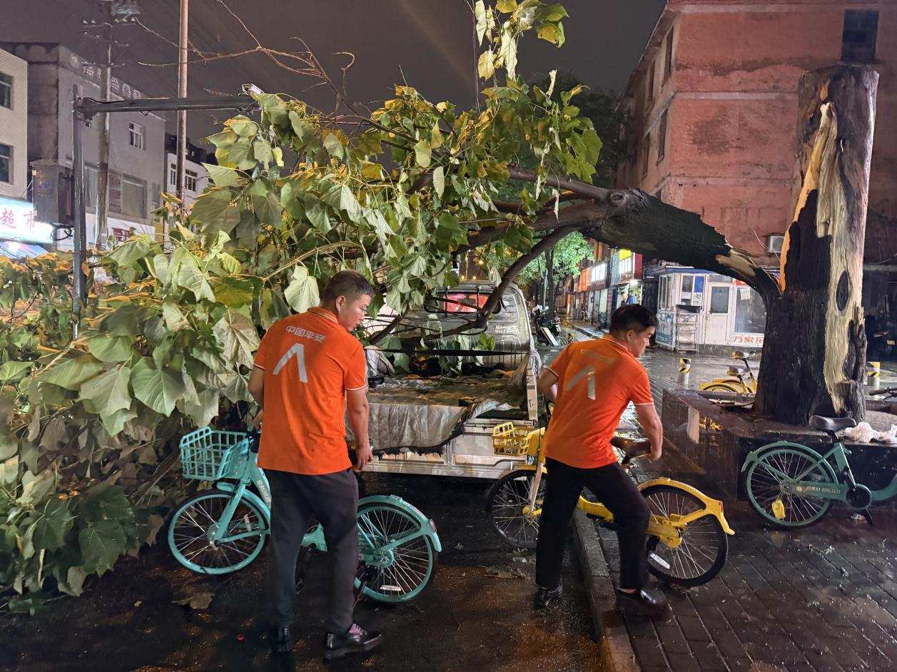 雨夜冲锋迎战暴雨险情 平安产险陕西分公司全力保障市民财产安全