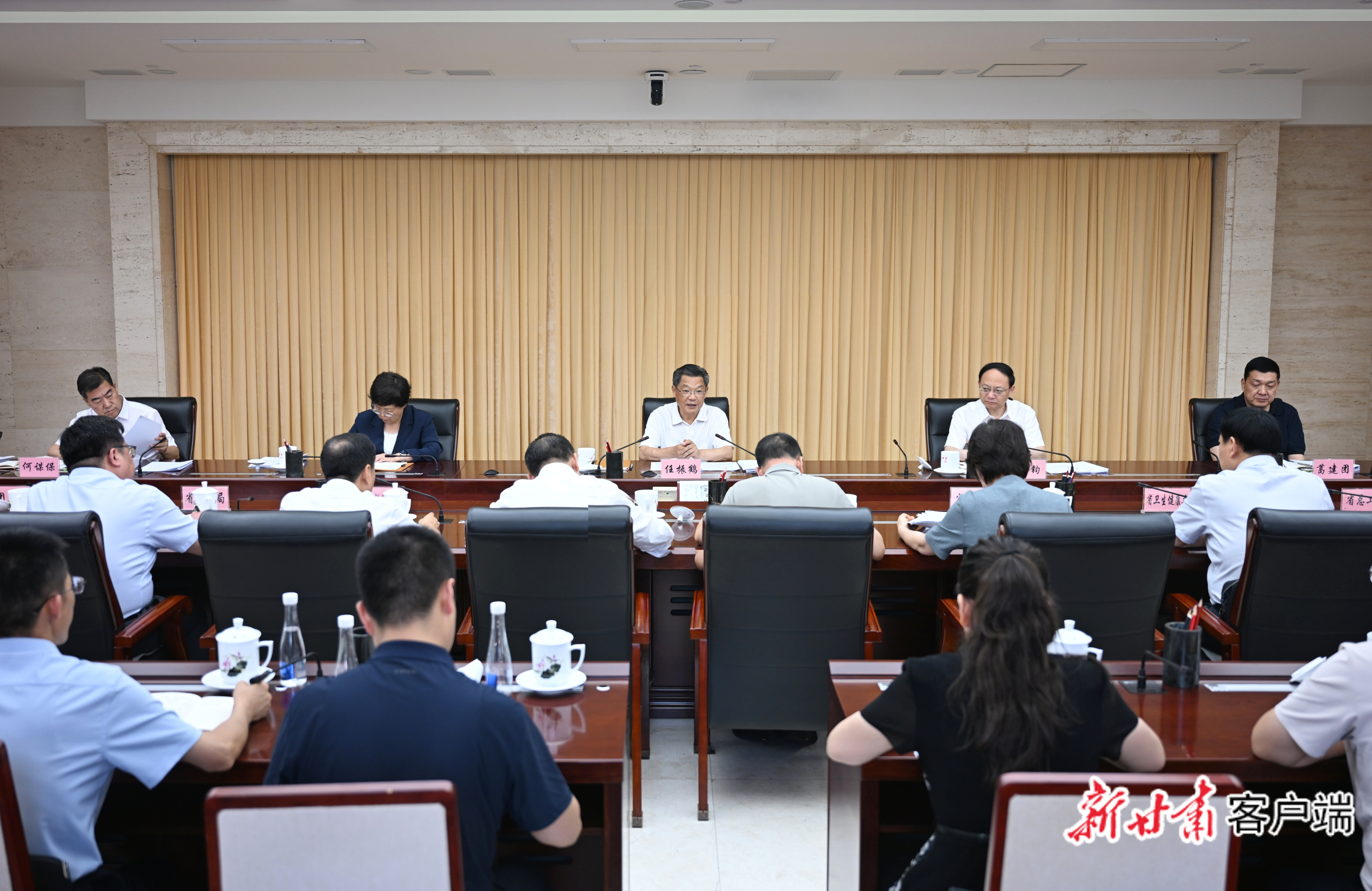 8月6日，省委副书记、省长任振鹤主持召开省长办公会议，听取2026年10件为民实事进展情况汇报，安排部署下一步工作。新甘肃&middot;甘肃日报记者　盛学卿