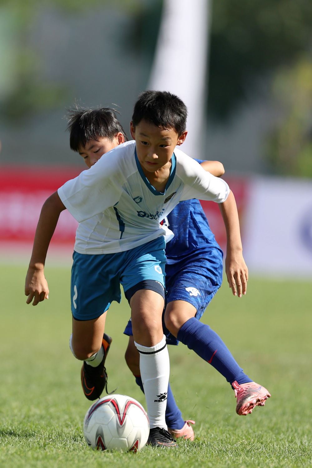 8月4日,西安秦英队球员杨明宇(前)在比赛中防守,最终西安秦英队2比4不敌上海申花U12队。新华社记者 陈斌 摄