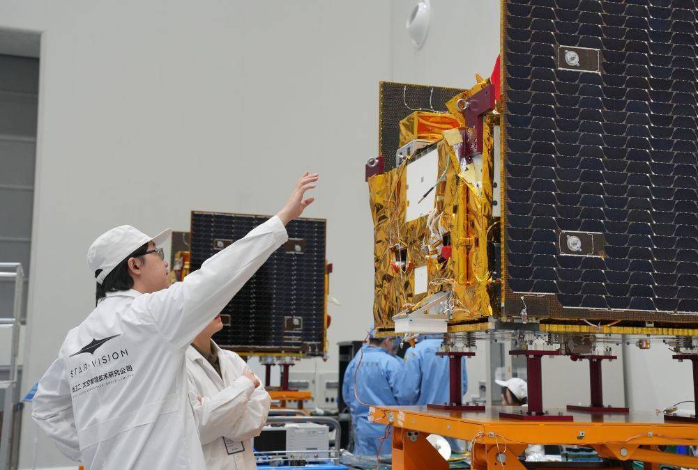 东方慧眼高光谱01、02星总装现场。新华社发