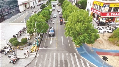 信江新区龙头山街和旺埠路交叉十字路口是进入天虹商场地下室的必经之路。在该路口四个方向中,只有从龙头山街向南驶入旺埠路的方向设置了一条减速带。