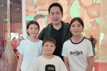 周恩来总理扮演者刘劲讲述在乐器村与疏附少年的温暖