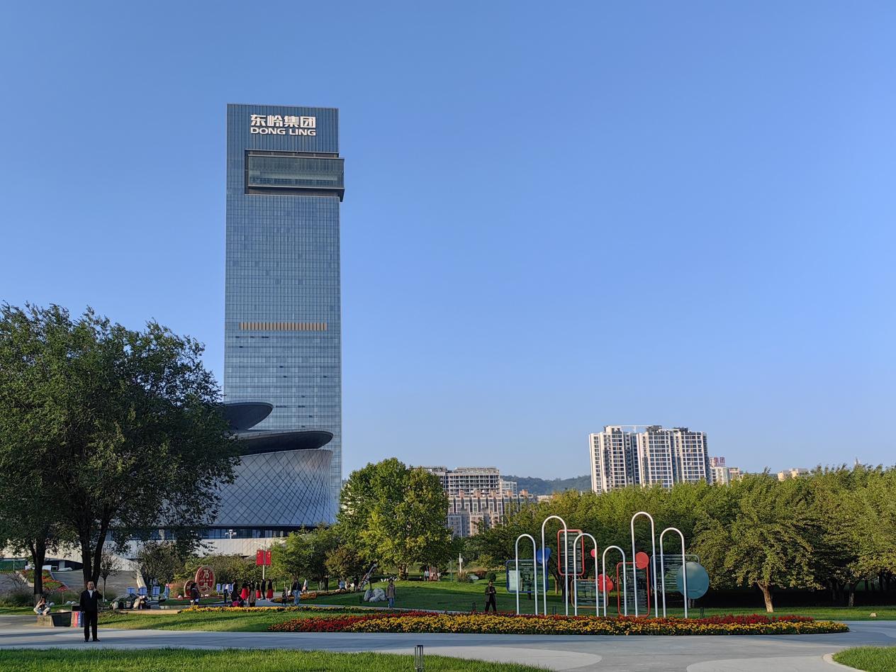 (环境优美的渭河生态公园)
