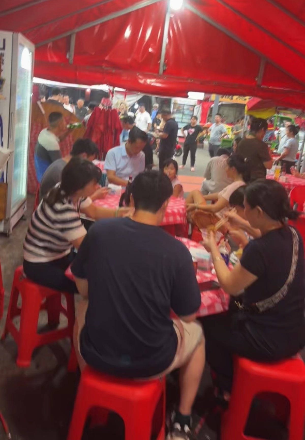 徐先生的烧烤店里坐满吃炒粉的客人(受访者提供)