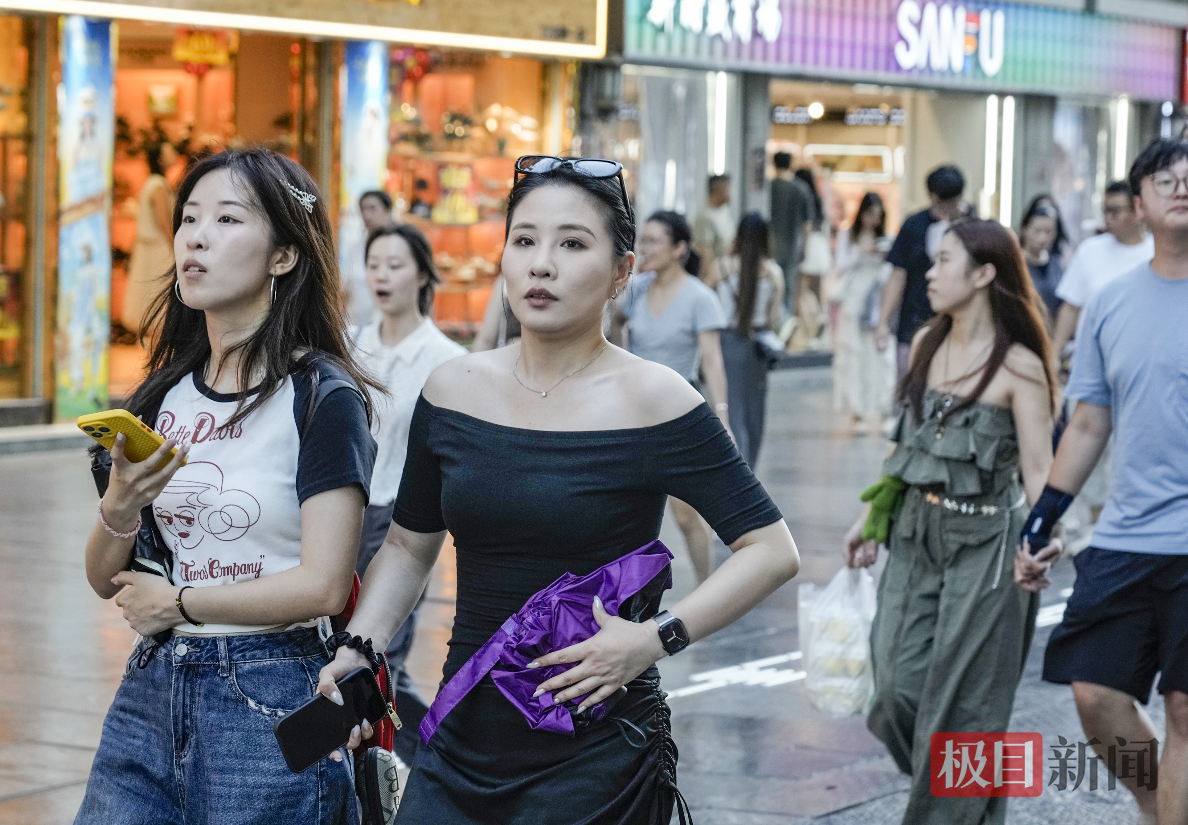 傍晚，江汉路变得熙熙攘攘