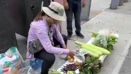 纽约早市满街都是中文叫卖，华人大爷大妈占领早市摆摊卖菜