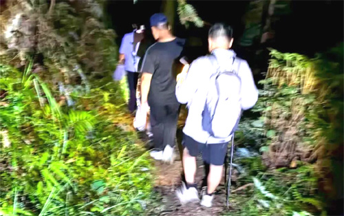 驴友与救援队伍会合