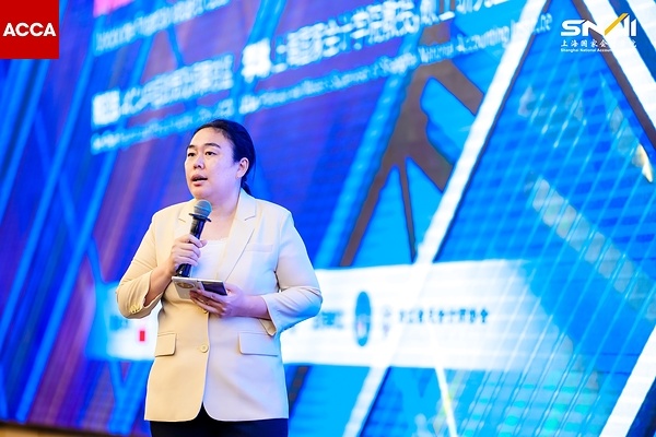 ACCA中国政策及洞察总监陈正洁，上海国家会计学院李琳教授代表双方机构联合发布《数据资源发展研究报告》