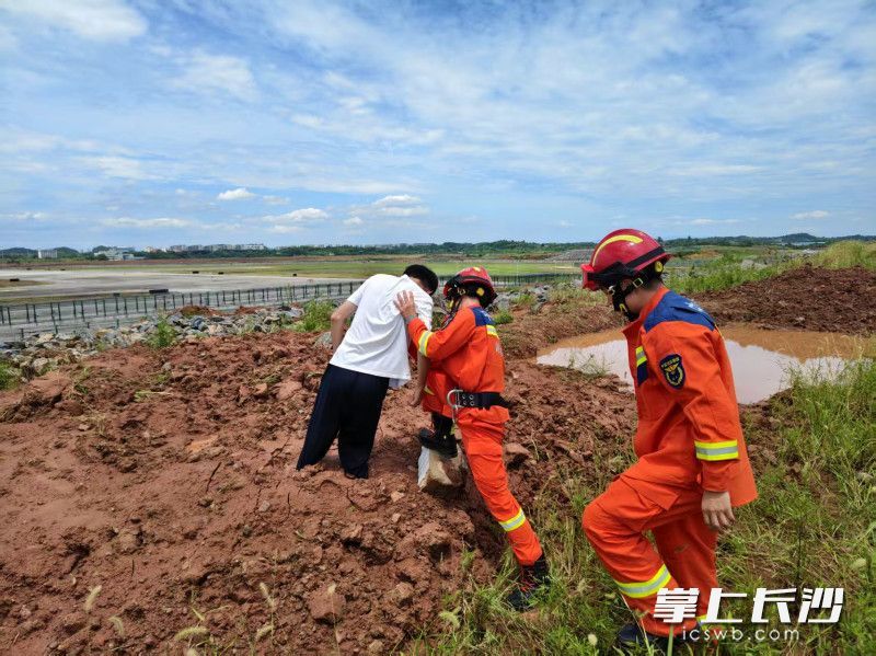 消防员正在救援。 长沙晚报通讯员 王磊 摄
