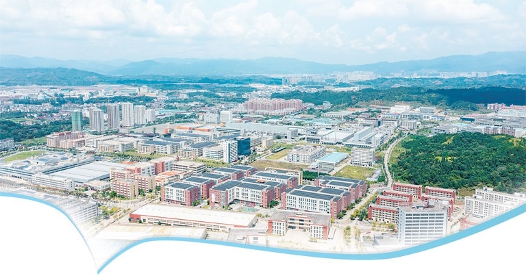 航拍镜头下的龙南工业园区。厂房林立,道路纵横,基础设施完善,呈现出强劲的发展活力与产业集聚态势。通讯员 李林烜摄