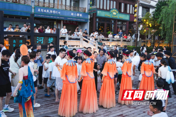 沉浸式观演。