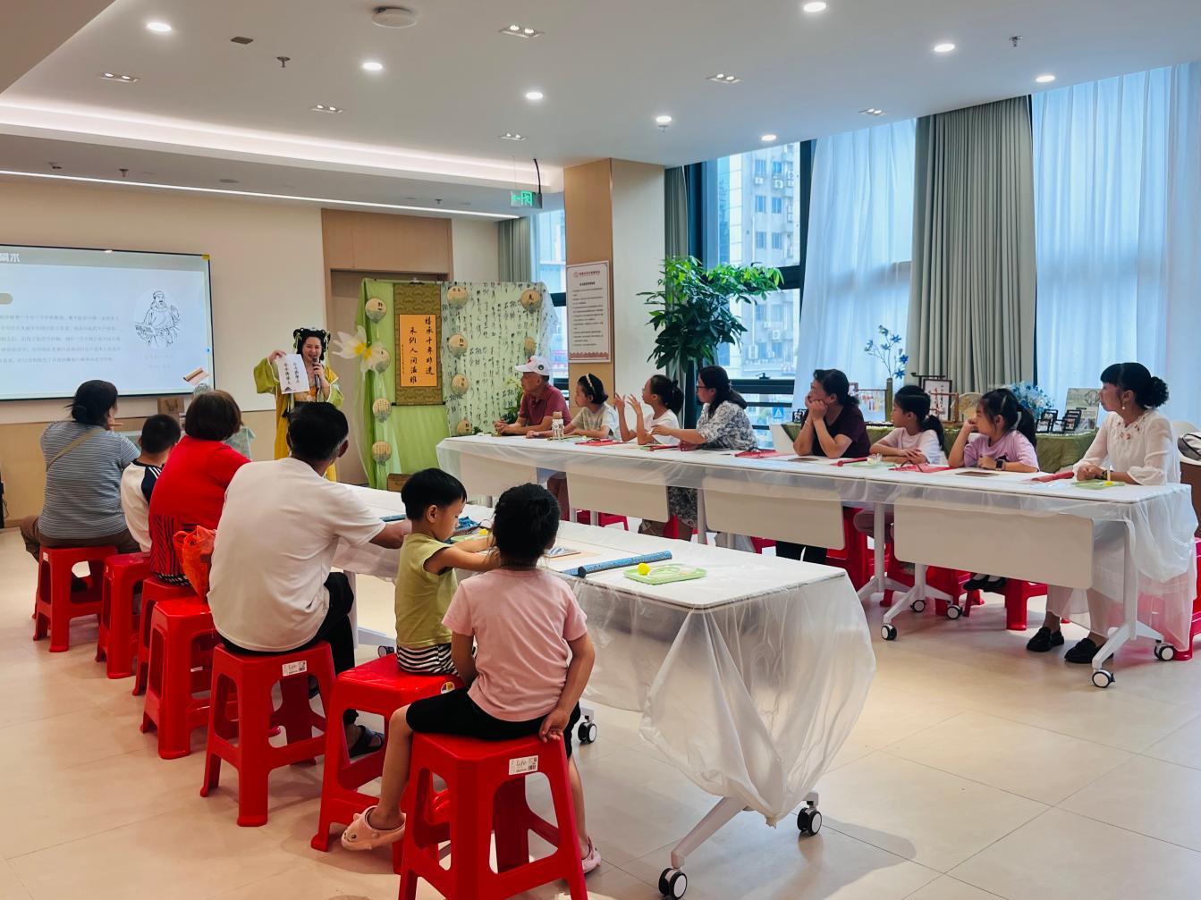 深耕家风建设,赋能邻里温情——流塘社区开展祖孙活字印刷非遗手工活动