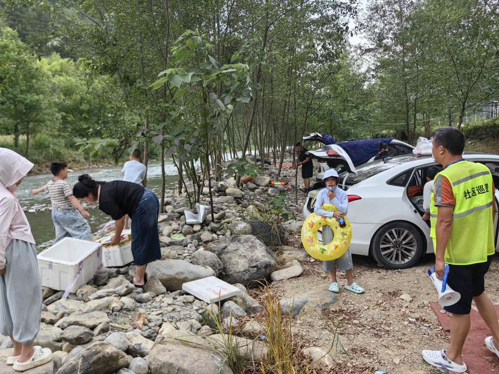▲强降雨天气前,南川区金山镇网格员正在劝离沿河露营的游客。受访者供图