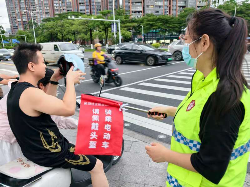 西乡街道盐田社区开展交通劝导行动 守护群众出行安全