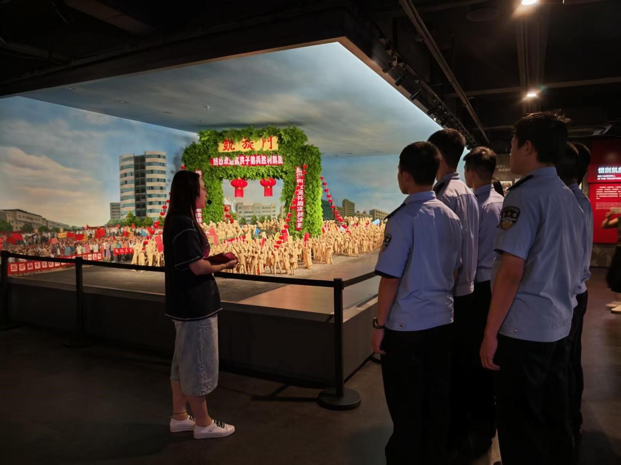 图为实践团成员在九八抗洪展陈馆参观学习。陈子翔 供图