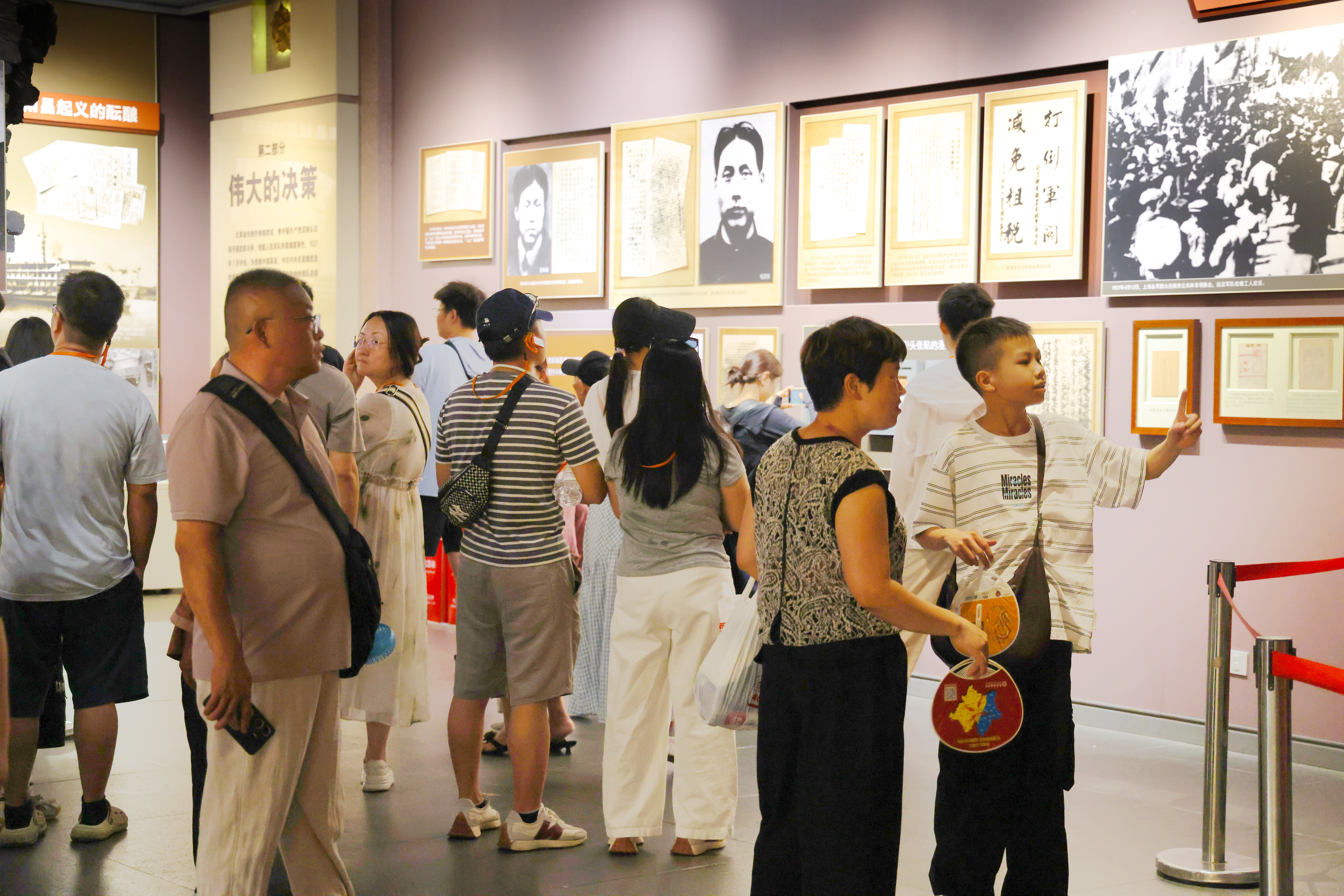 ▲7月31日，游客在八一起义纪念馆参观。 摄影丨陈文