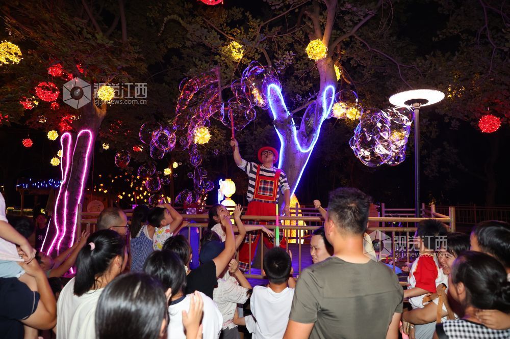 8月6日，游人在南昌天香园赏灯夜游。