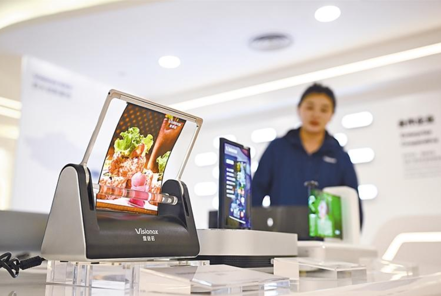 图为维信诺（固安）科技有限公司展厅内，员工在介绍该公司生产的柔性显示产品。通讯员 吴迪 摄