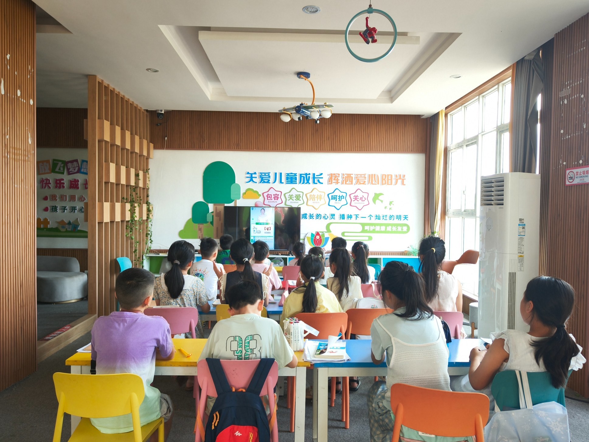 7月6日至10日,新余学院建筑与设计学院“铁肩·小鲁班”拾光逐梦实践团走进仙女湖区仰天岗办事处,开展为期5天的文明实践志愿服务活动。团队发挥专业特长,聚焦民生需求,推出公益托管、非遗课堂、建筑科普、安全宣讲等系列活动,以青春担当服务基层群众。