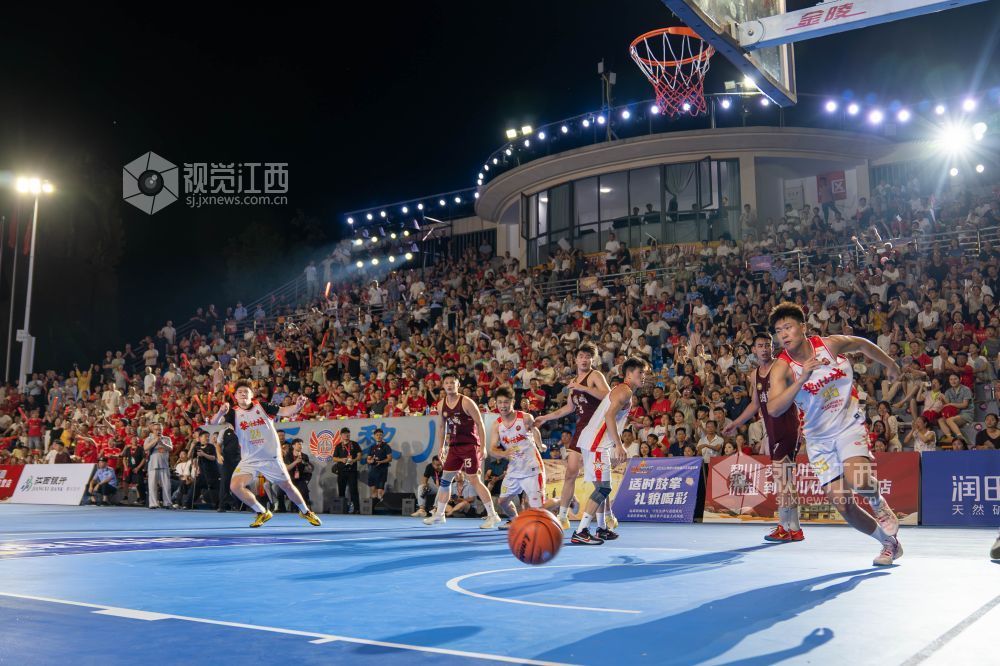 8月2日晚，2026江西黎川第四届“苏区杯”篮球赛在五一健康公园盛大启幕，现场人声鼎沸，热闹非凡。