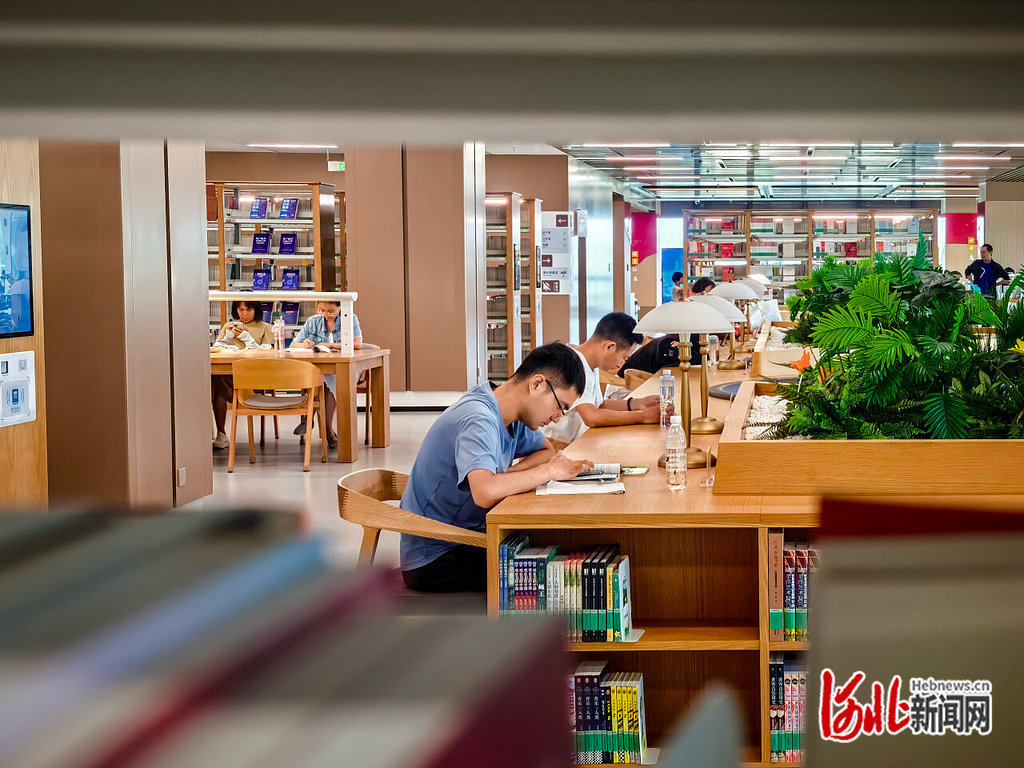 7月26日,市民在雄安图书馆阅读。