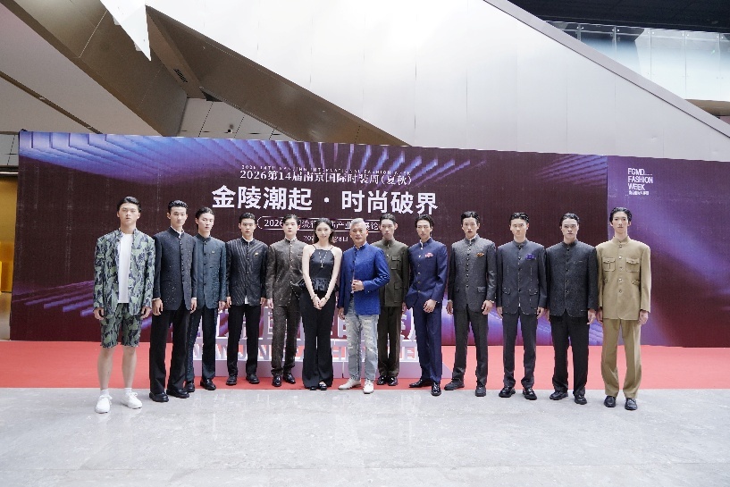 陈福星(左七)、导演张颖(左六)与模特
