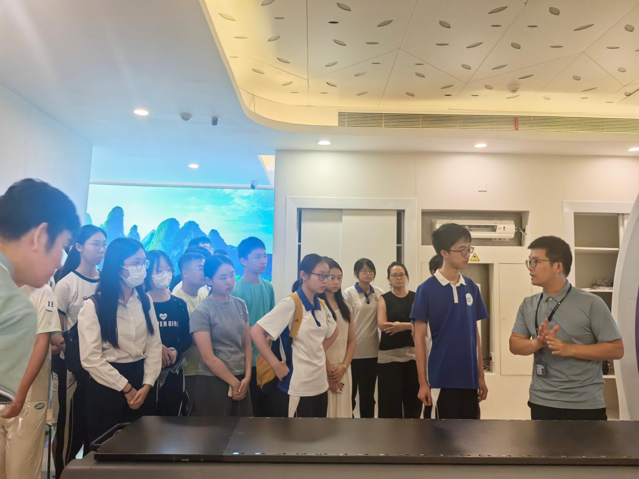 探索医学未来 GCOG高中生智能放疗探索营在港大深圳医院开营