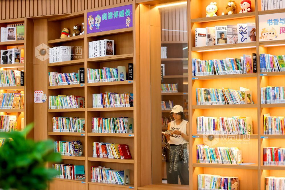 2026年8月5日,在江西省吉安市峡江县图书馆内,读者在阅读书籍。