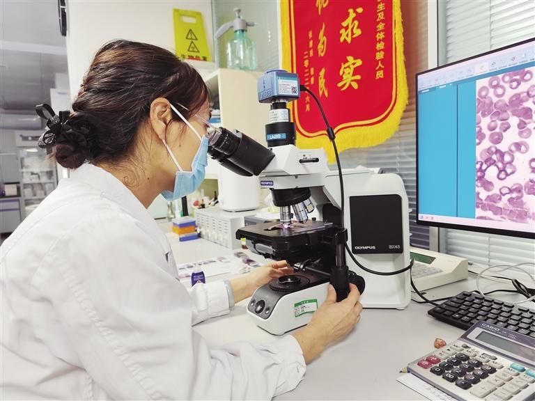 兰州市第二人民医院医学检验科技师操作检验设备