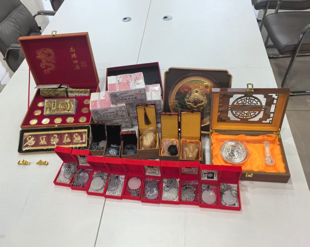 这是警方查获的诈骗团伙直播所用道具。(受访对象供图)