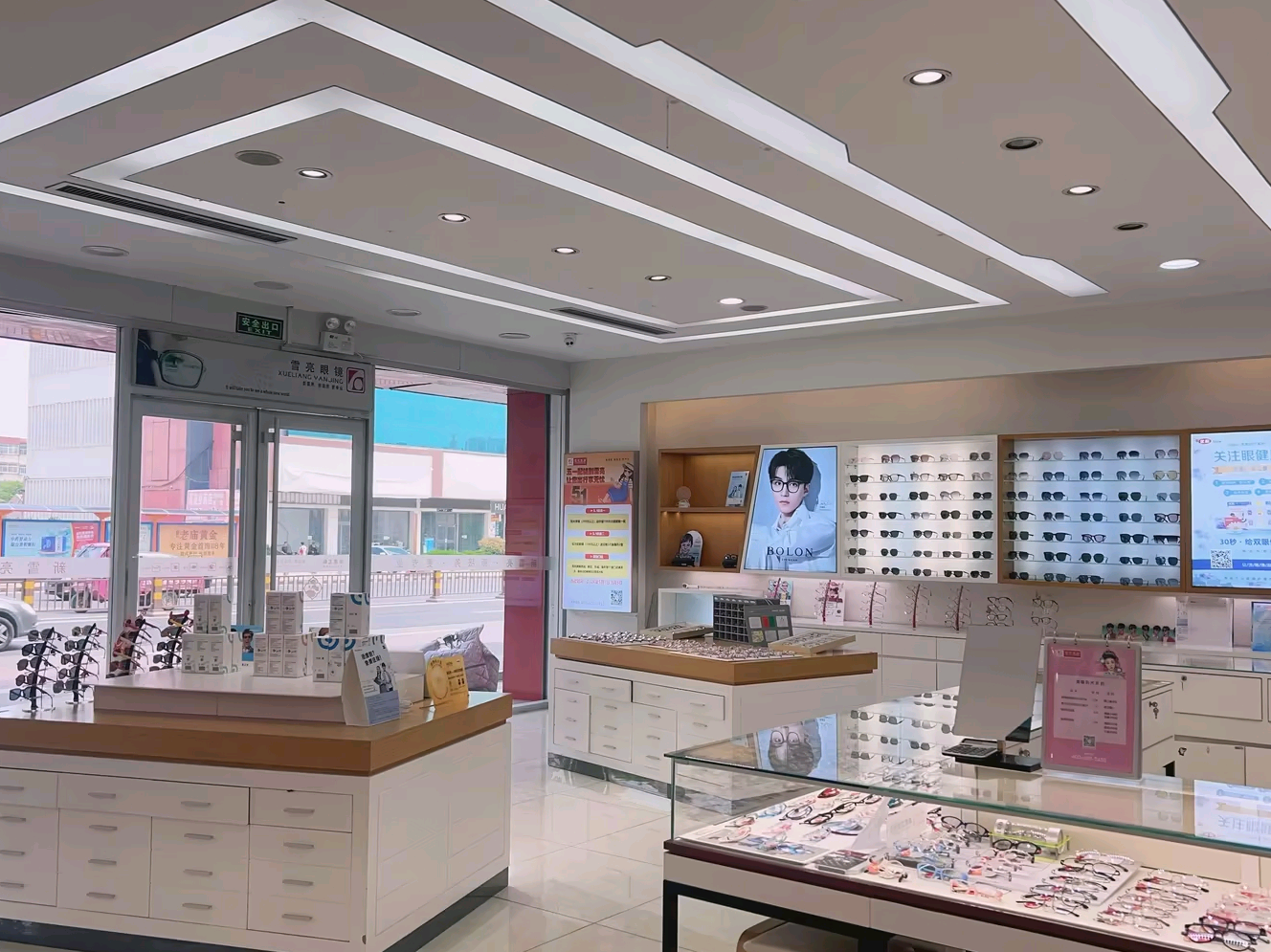 一、进店与验光：一台焦度计和旧眼镜，让我重新认识了配镜这件事：门店全景
