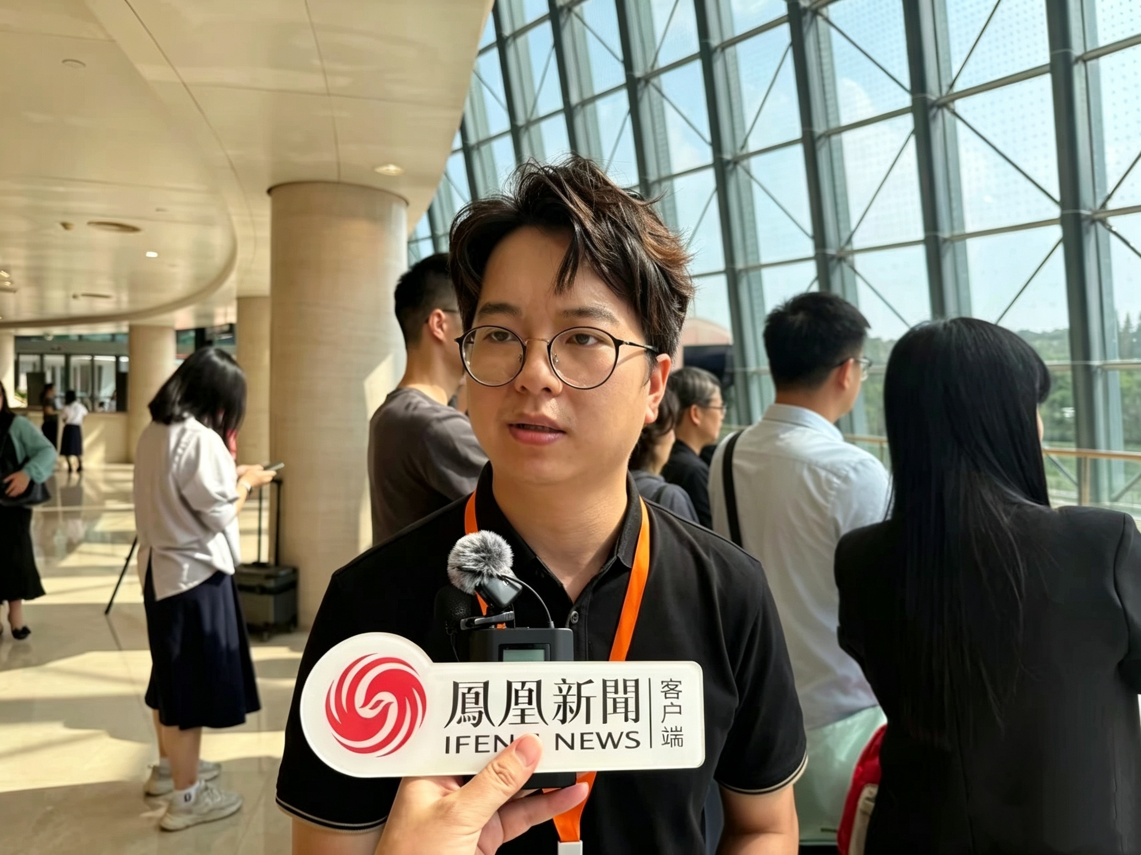 中山市香山少年合唱团团长陈景深接受采访。