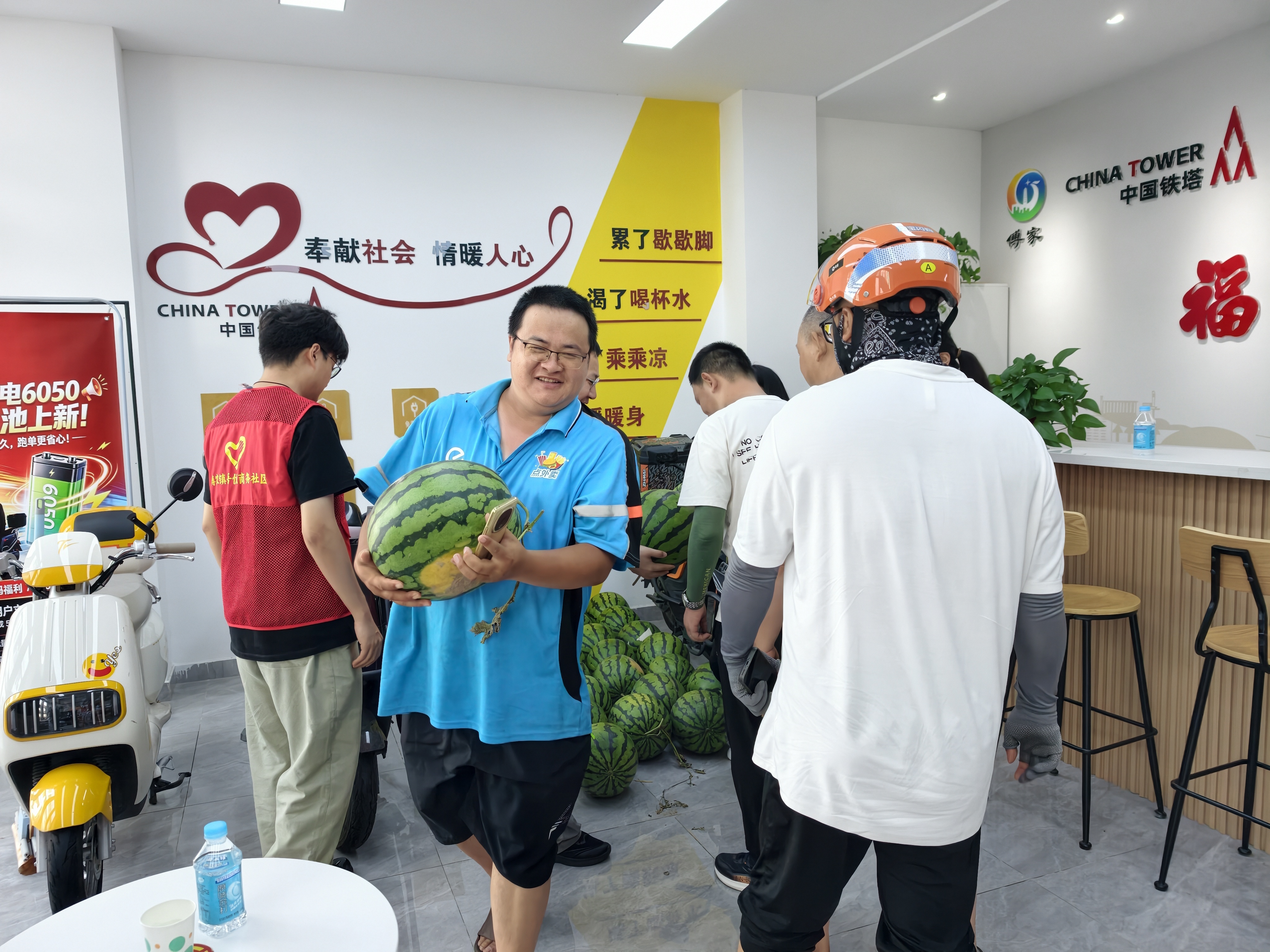 热浪不停 清凉不断丨淄博经开区傅家镇吾悦商务社区开展“夏日送清凉”活动