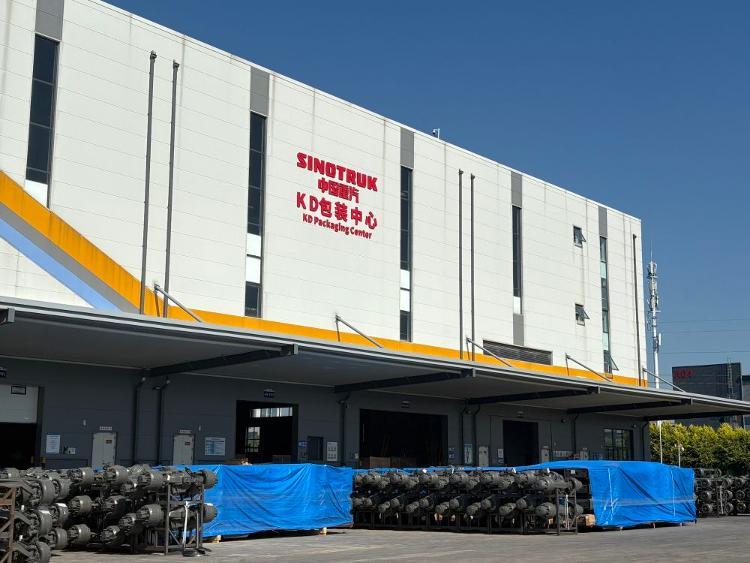 图为位于济南董家镇站的山东港口济南内陆港中国重汽KD包装中心。新华社记者张钟仁 摄