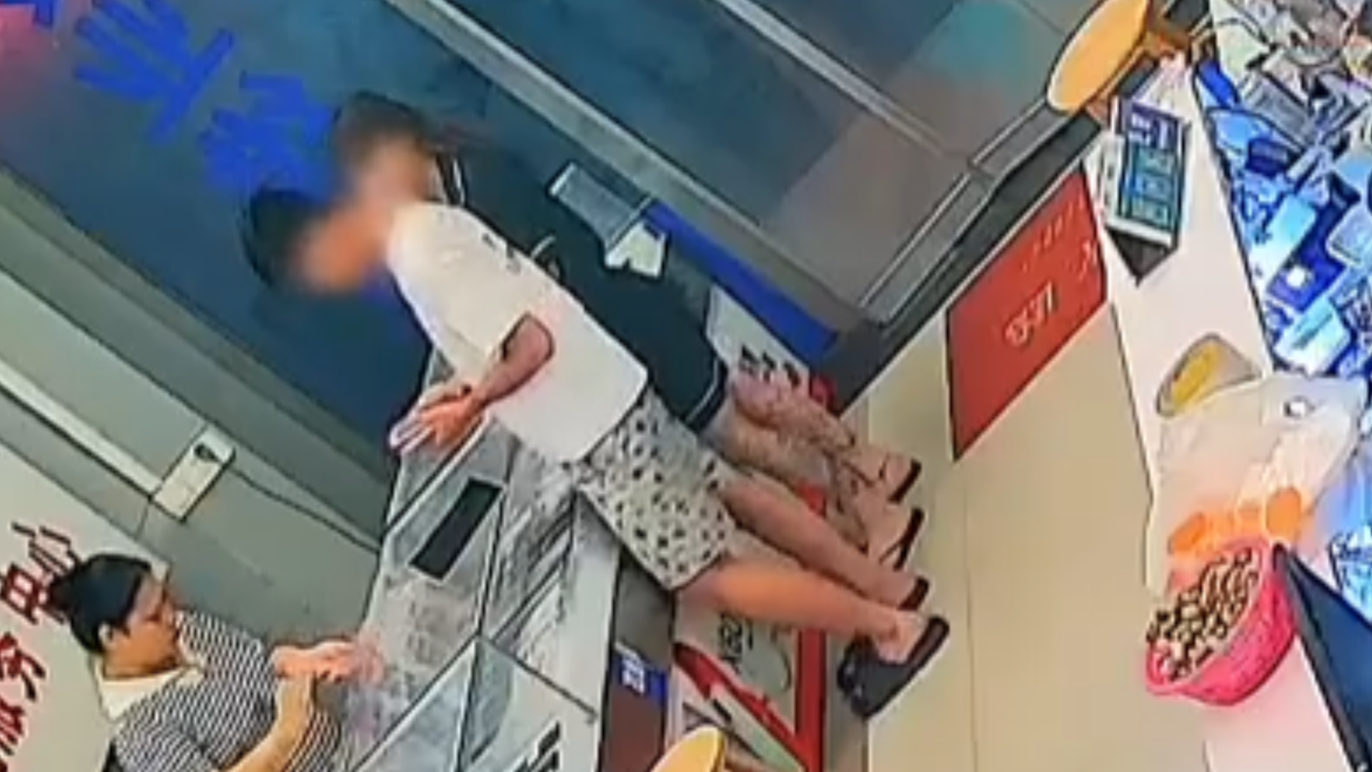 南宁一对男女盗贼身着睡衣拖鞋佯装顾客挑手机，趁店主不注意拔腿就跑，路边还有车辆接应