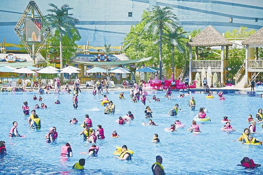 市民和游客在一家水上乐园享受夏日清凉