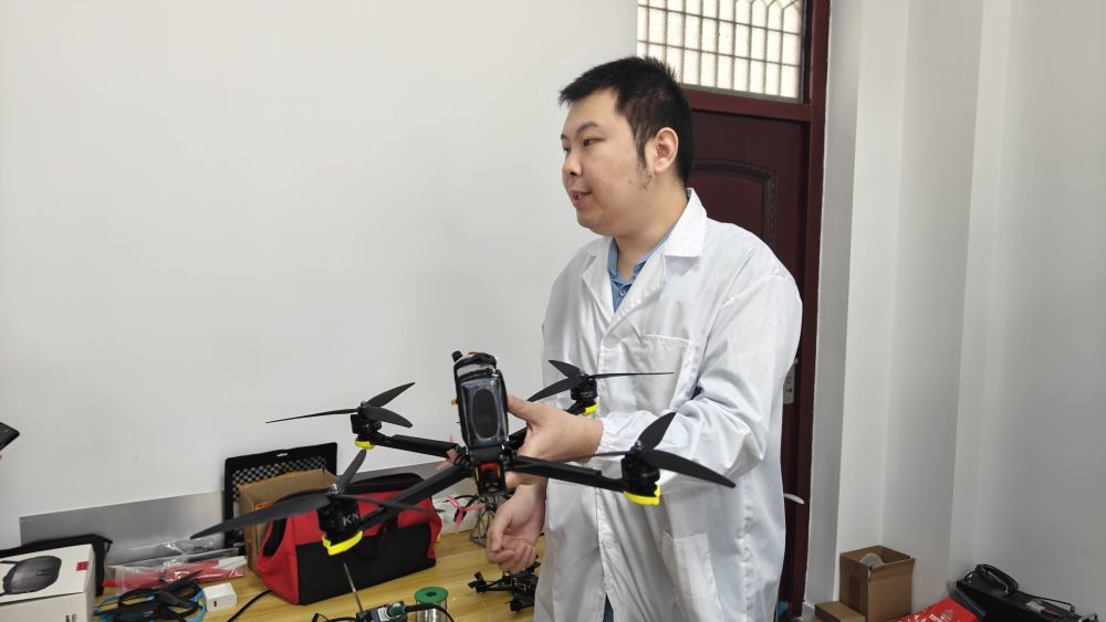 在烟台大学产业技术创新研究院，科研人员正介绍新组装的无人机功能。新华社记者萧海川 摄