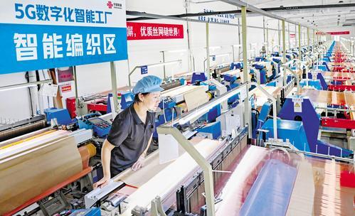 数智技术助力，激活集群发展新效能。图为安平县赛航丝网制造有限公司工人近日在智能编织区作业。本报记者 张 昊摄