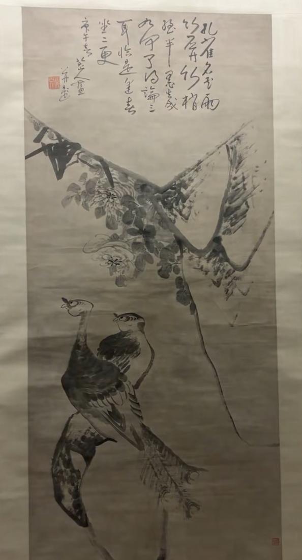 (《孔雀竹石图轴》正在八大山人纪念馆展出)