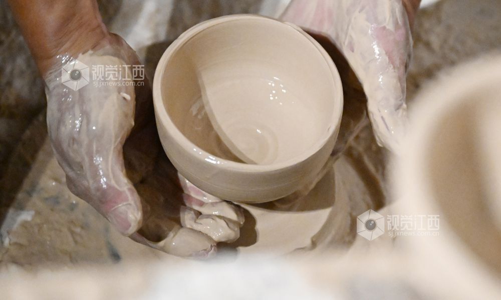 7月25日，景德镇陶阳里历史文化街区明清窑作群，陶瓷匠人正在拉坯。