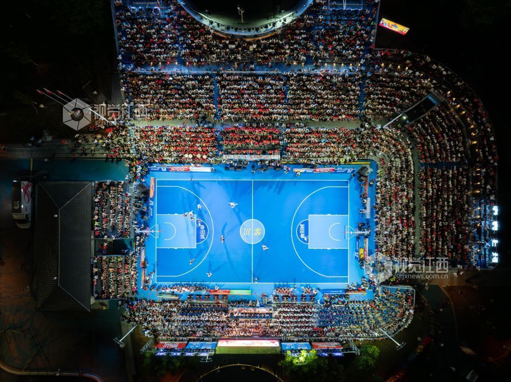 8月2日晚，2026江西黎川第四届“苏区杯”篮球赛在五一健康公园盛大启幕，现场人声鼎沸，热闹非凡。