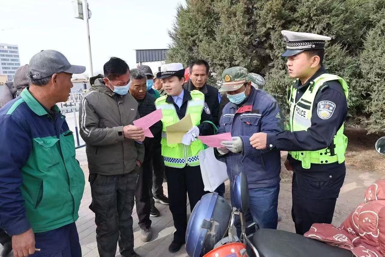 △辅警在给群众宣讲“一盔一带”相关知识