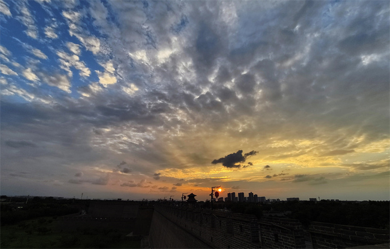 7月29日，正定古城晚霞如画，景美醉人。