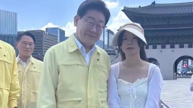 中国游客打卡景福宫，偶遇李在明