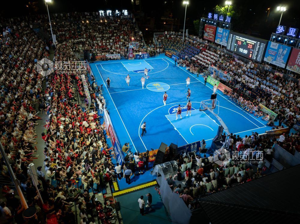 8月2日晚，2026江西黎川第四届“苏区杯”篮球赛在五一健康公园盛大启幕，现场人声鼎沸，热闹非凡。