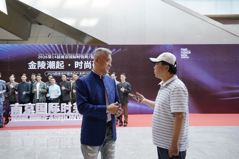 陈福星(左)接受本文作者采访