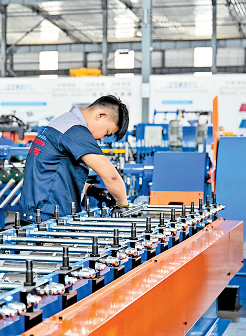 近日,沧州中拓冷弯成型设备有限公司工人在生产车间忙碌。本报记者 张 昊摄