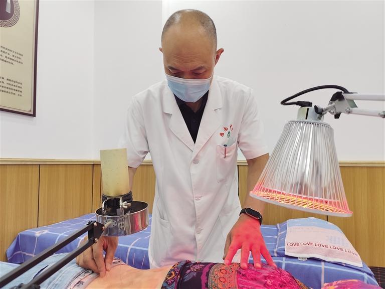 中医师为患者做雷火灸